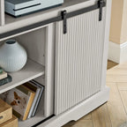Meuble TV rustique avec porte coulissante de style grange, étagères de rangement supérieures et inférieures et étagères réglables pour salon