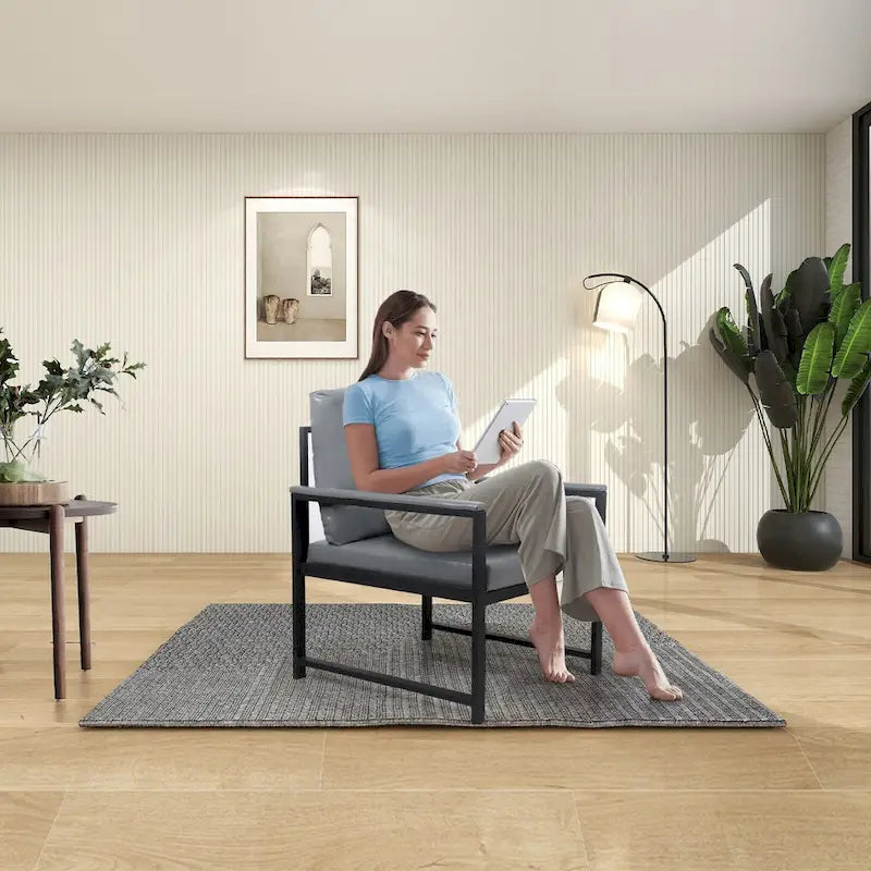 Fauteuil moderne 29.13 avec pieds antidérapants et cadre métallique robuste